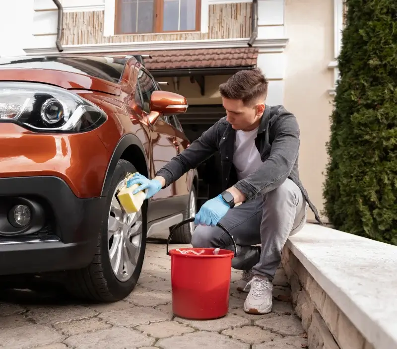 Lavage auto à domicile Soligny-les-Étangs : professionnel intervenant sur un véhicule